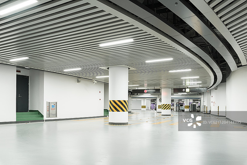 大型现代建筑的地下停车场内部空间图片素材