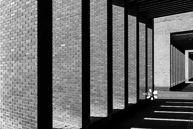 重复空间的工业建筑与秩序感强烈的影子图片素材