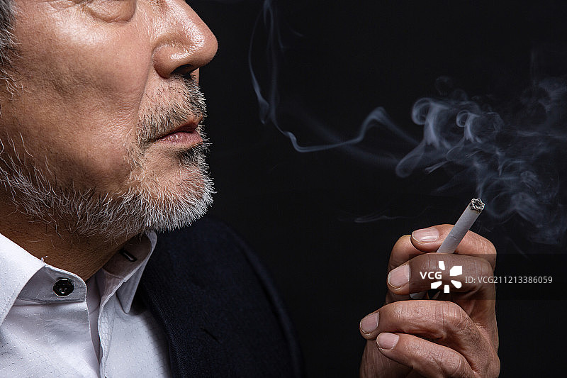 韩国人，男性，老年人，中年，吸烟图片素材
