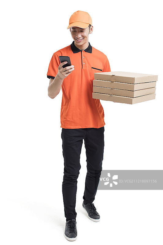 年轻的披萨送餐员使用手机图片素材