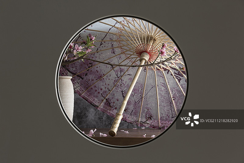 中式圆窗透景创意-油纸伞和桃花静物图片素材