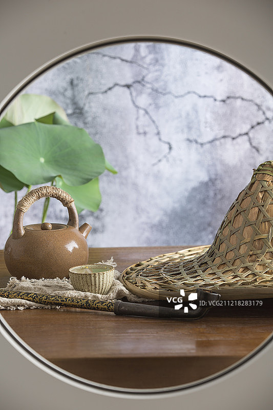 中式圆窗透景创意-茶道、烟斗和斗笠帽子静物图片素材
