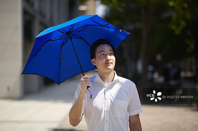 日本男人撑着阳伞图片素材