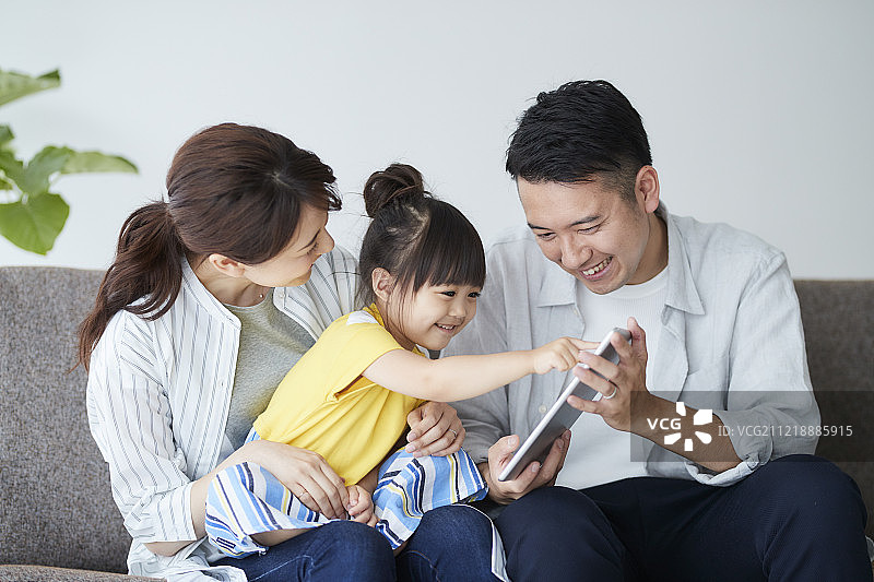 日本家庭在沙发上图片素材