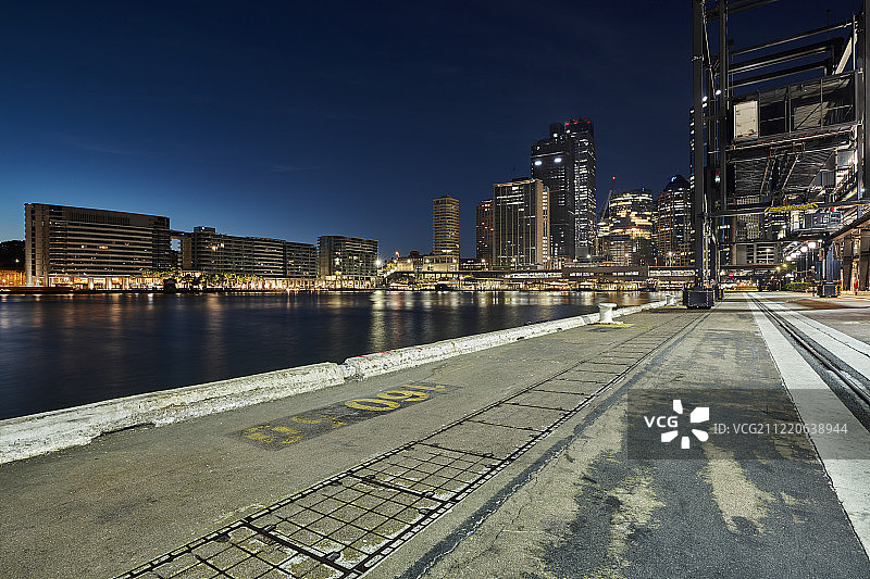 城市港口那边的天际线图片素材