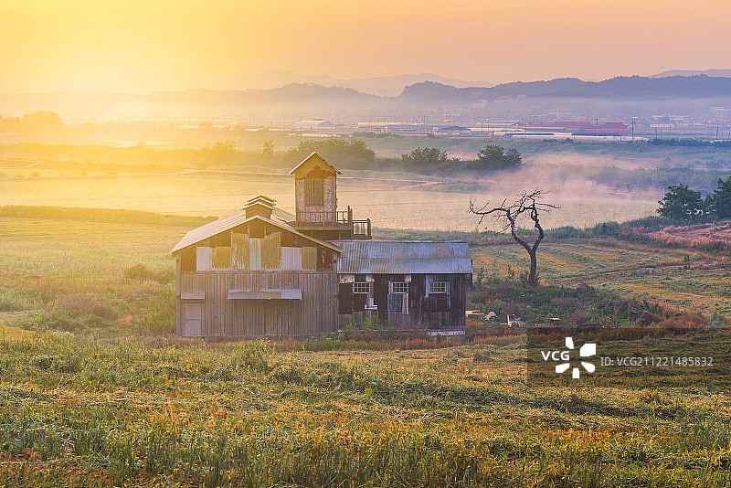 韩国农村安城农田的农家日出图片素材