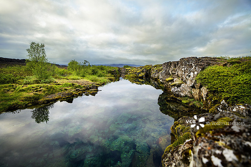 美丽的冰岛风景在夏天，在背后的山丘。图片素材