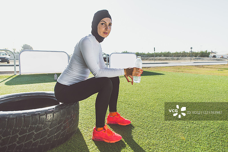 阿拉伯女性跑步者，在城市里跑步图片素材