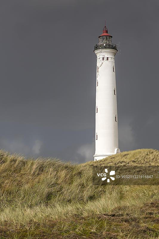 灯塔，黑暗多云的天空，日德兰半岛，丹麦，欧洲图片素材
