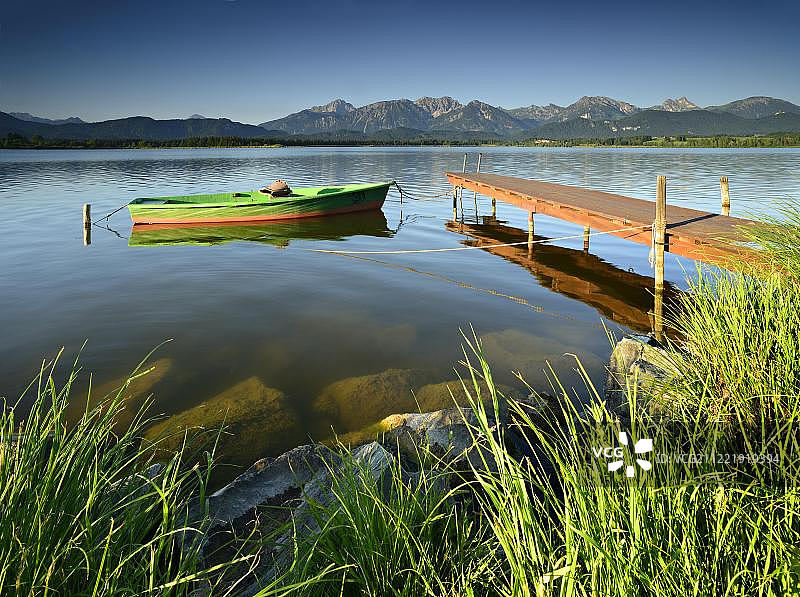 在码头，霍普芬西的绿色船，在奥尔高阿尔卑斯山前，奥尔高，巴伐利亚，德国，欧洲图片素材