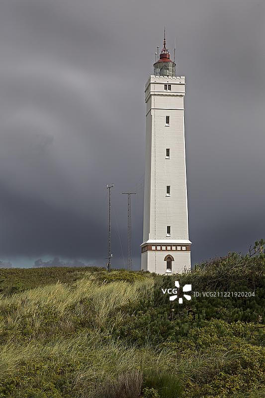 欧洲，丹麦，日德兰半岛，布拉万舒克附近，对抗暴风雨天空的灯塔图片素材