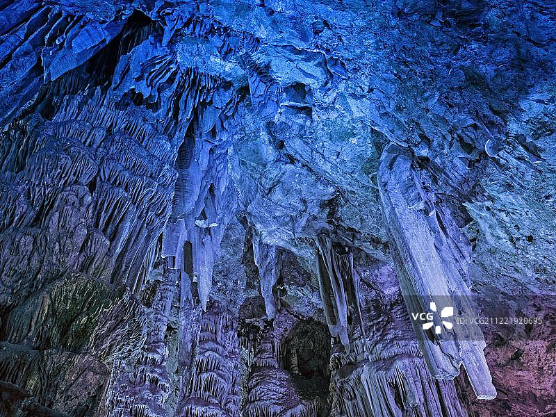 钟乳石洞圣迈克尔洞，在上岩自然保护区的石灰岩洞，照明，直布罗陀，欧洲图片素材