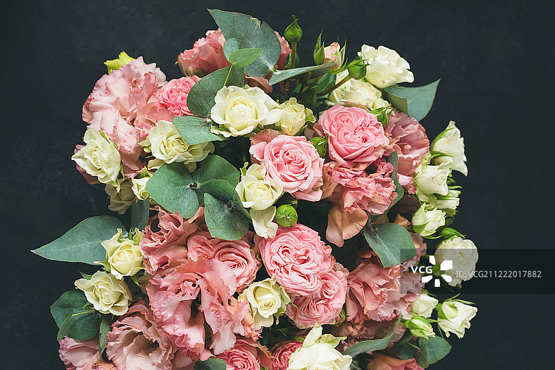 美丽的玫瑰花束与桉树图片素材