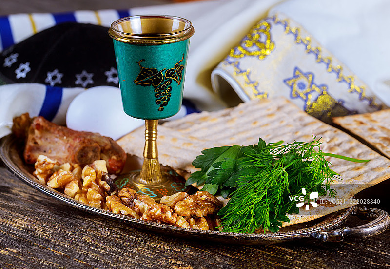 逾越节犹太节无酵饼和犹太葡萄酒在木桌上图片素材