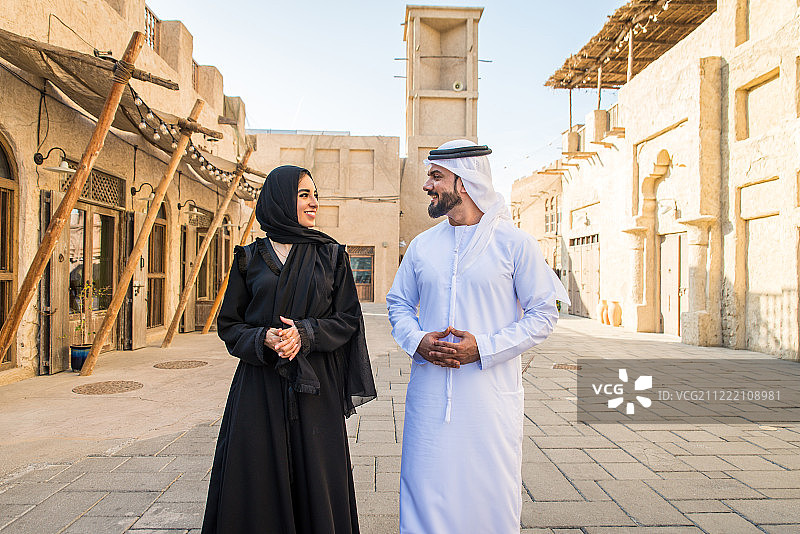 一对阿拉伯情侣在迪拜约会图片素材