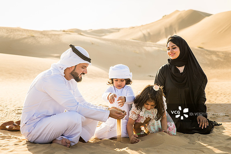 沙漠中的阿拉伯家庭图片素材