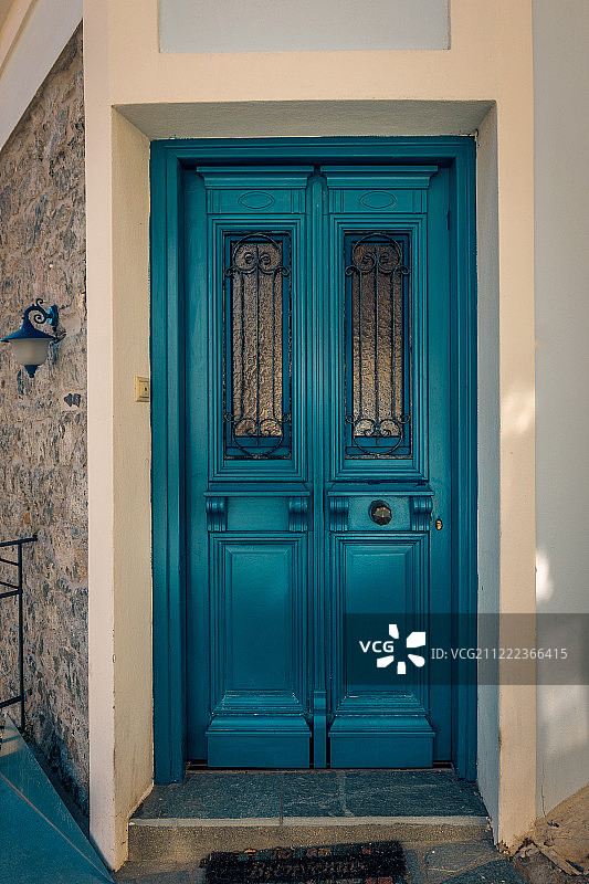 美丽的彩色大门进入一个如画的房子在图片素材