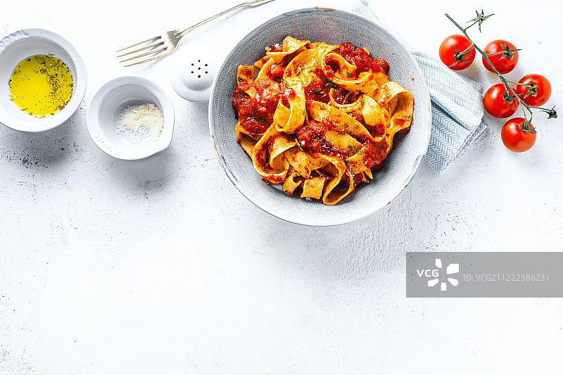 美味的意大利比萨配番茄酱和帕尔马干酪图片素材