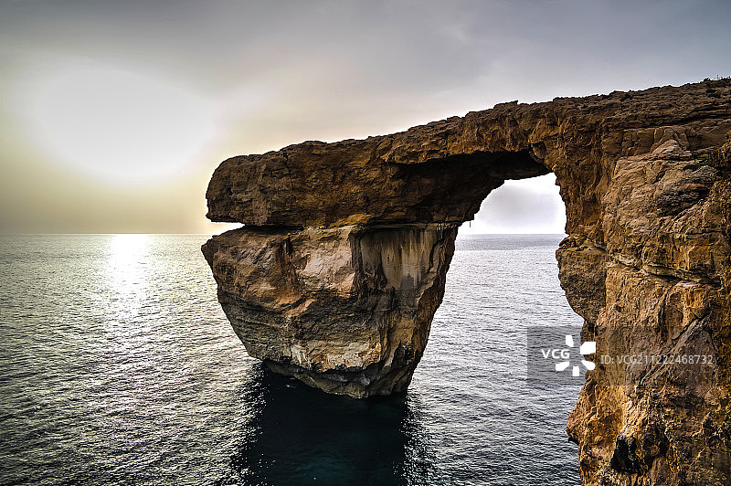 海景到蔚蓝窗户自然拱门，现在消失了，戈佐岛，马耳他图片素材