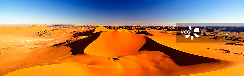 阿尔及利亚Tin Merzouga沙丘和Tassili Najjer国家公园的日落景观图片素材