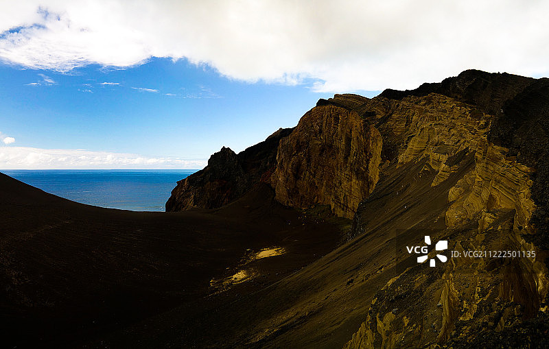 风景Capelinhos火山火山口，Faial，亚速尔，葡萄牙图片素材