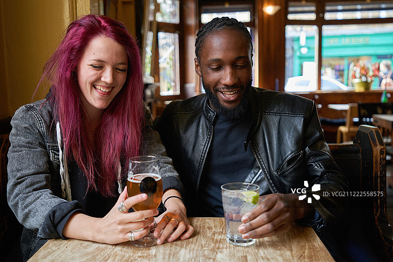 幸福的夫妇坐在酒吧里喝饮料图片素材