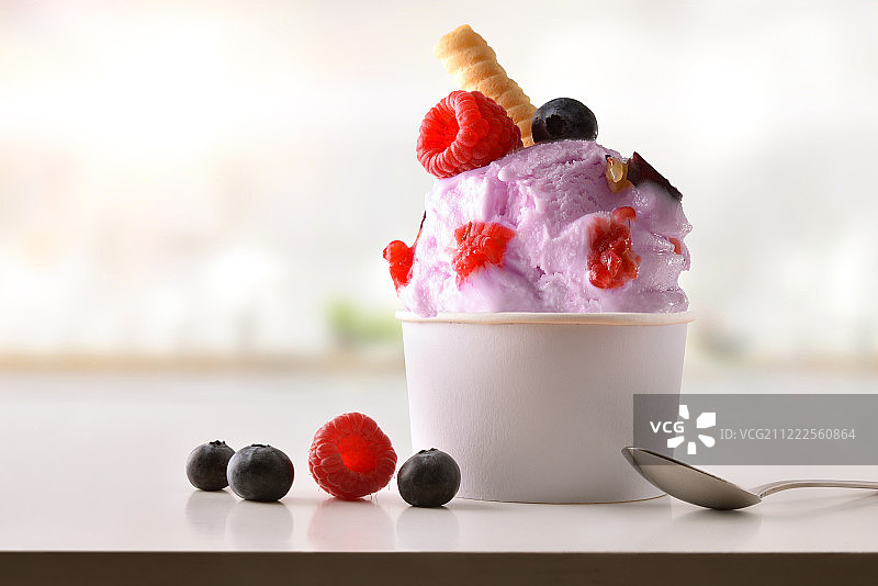 白色桌子上自制的莓果冰淇淋杯图片素材