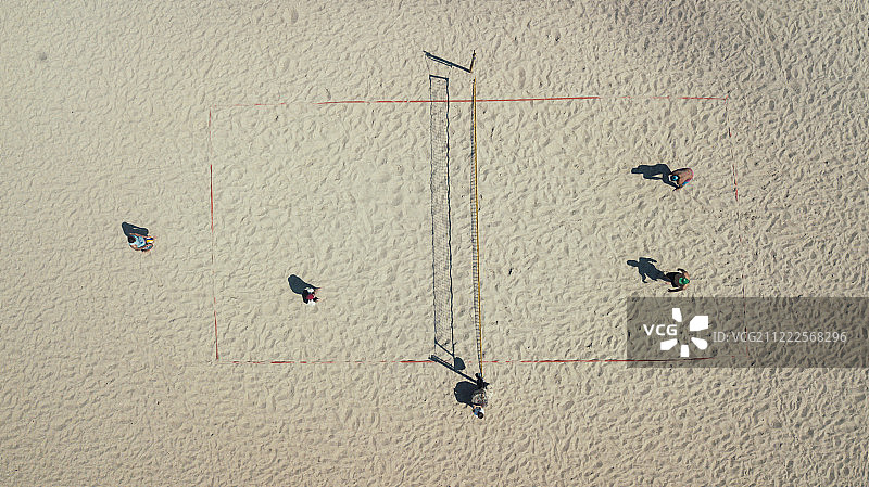 沙滩排球俯视图运动和从无人机航空摄影拍摄的沙滩运动图片素材