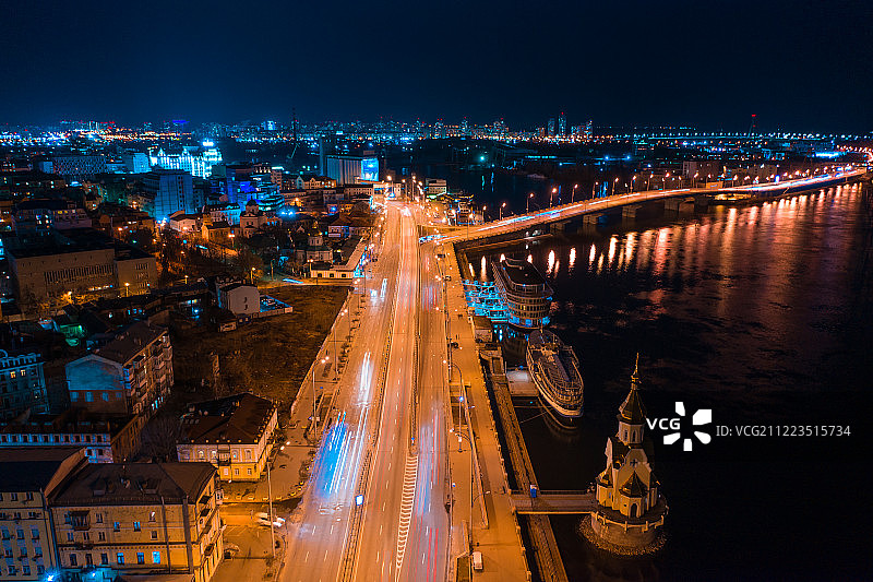 高速公路夜间在现代城市鸟瞰图的城市景观图片素材