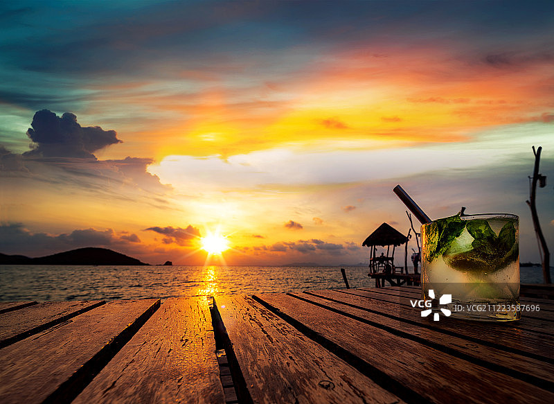 莫吉托与日落在Koh Mak度假村图片素材