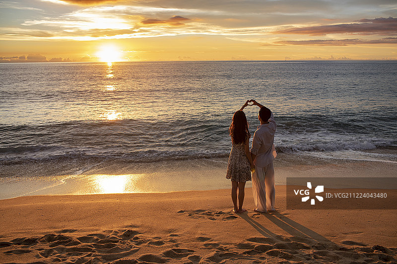 海边浪漫的年轻夫妇图片素材