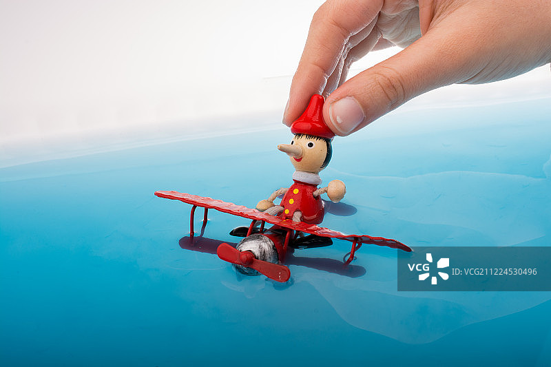模型飞机和水中的皮诺曹图片素材