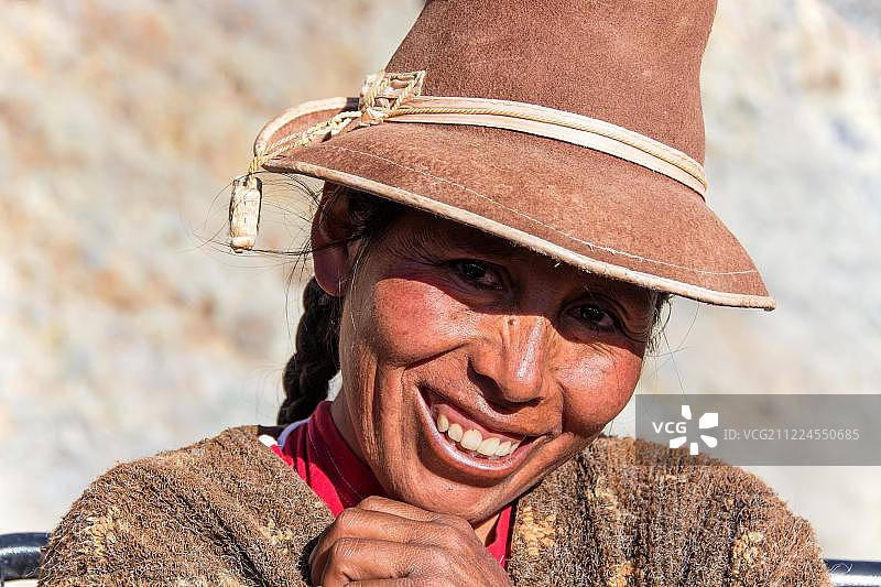 南美洲，秘鲁，库斯科，一名带着帽子笑着的土著妇女图片素材