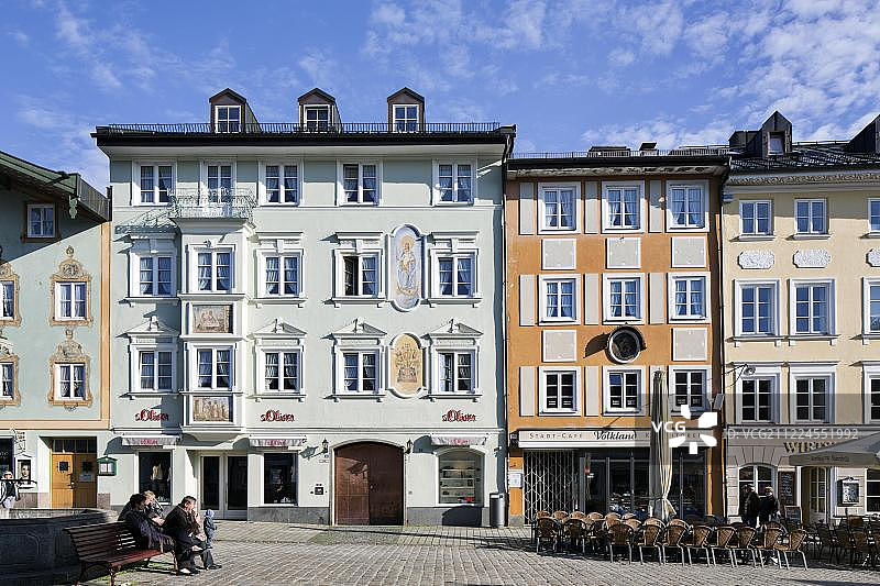 住宅和商业建筑，Marktstrasse，步行区，Bad Tolz，上巴伐利亚，德国，欧洲图片素材