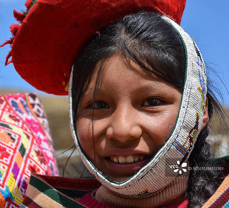 南美洲，秘鲁库斯科，身着传统服装的土著女孩肖像图片素材