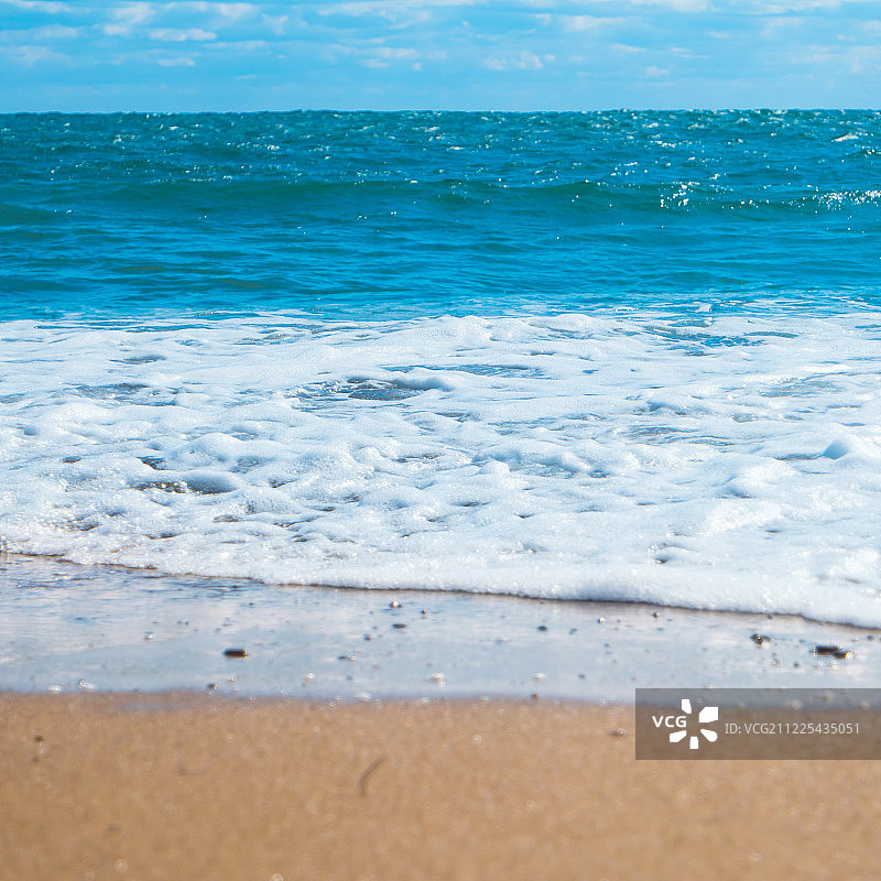 蓝色的大海和金色的沙滩图片素材