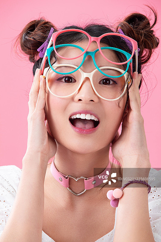 戴眼镜的年轻女孩图片素材