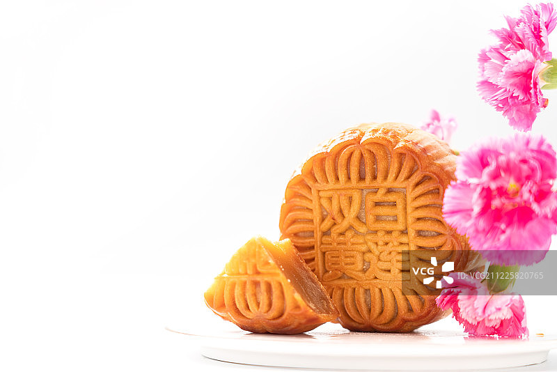 康乃馨鲜花装饰下的中秋节月饼图片素材
