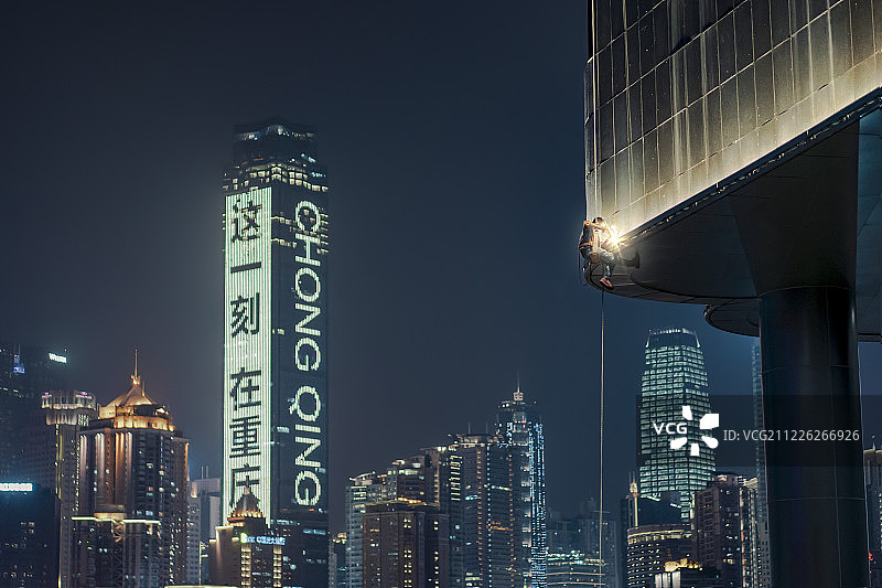 重庆城市风光和夜晚工作的工人图片素材