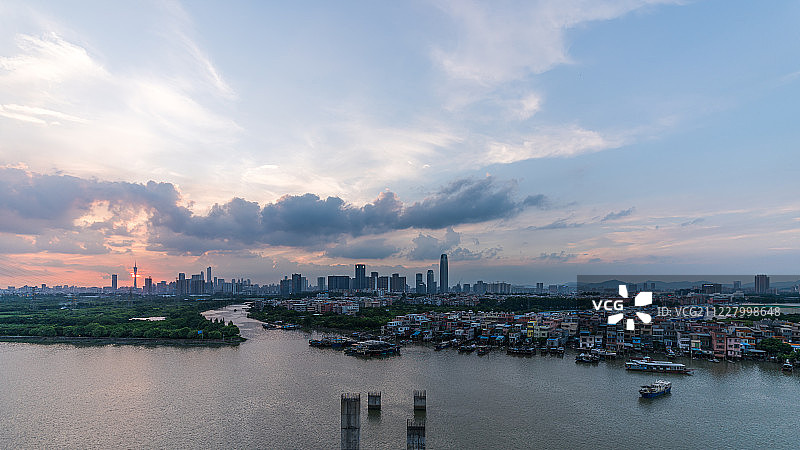 黄昏多云下的广州黄埔古港与城市天际线图片素材