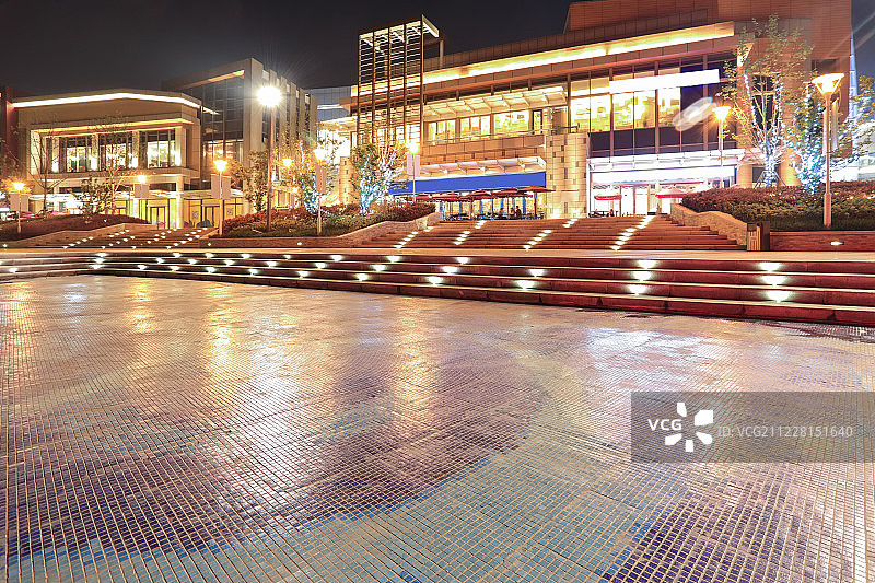 现代建筑和空旷的广场夜景图片素材