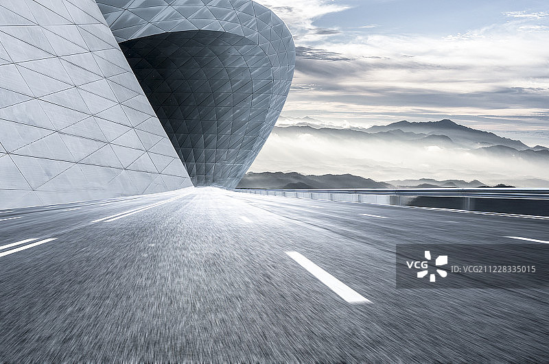 现代建筑和云雾飘渺的自然风光图片素材