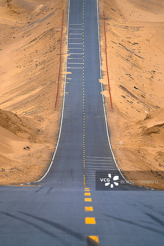 沙漠上陡峭的公路图片素材