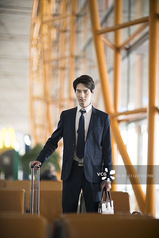 年轻商务男士在机场图片素材
