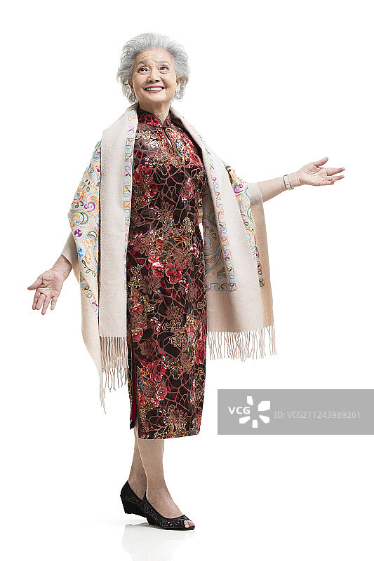 快乐的老年女士身穿旗袍图片素材