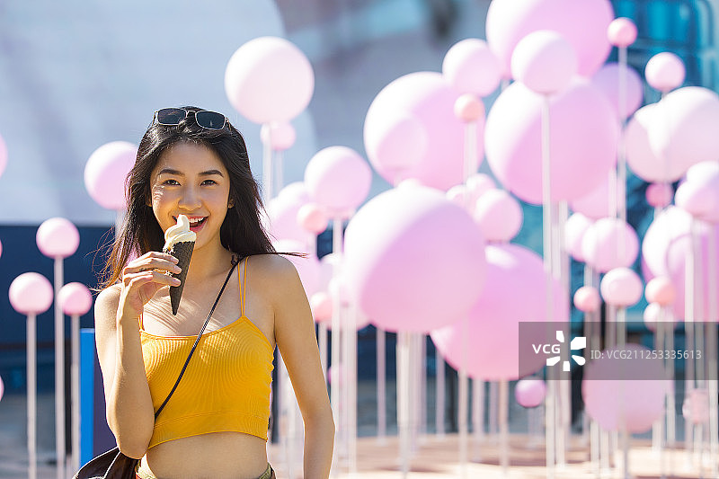 青年女子在户外旅行吃冰淇淋图片素材