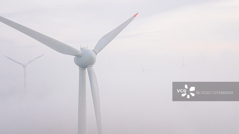 风车在雾在日出风力涡轮机图片素材
