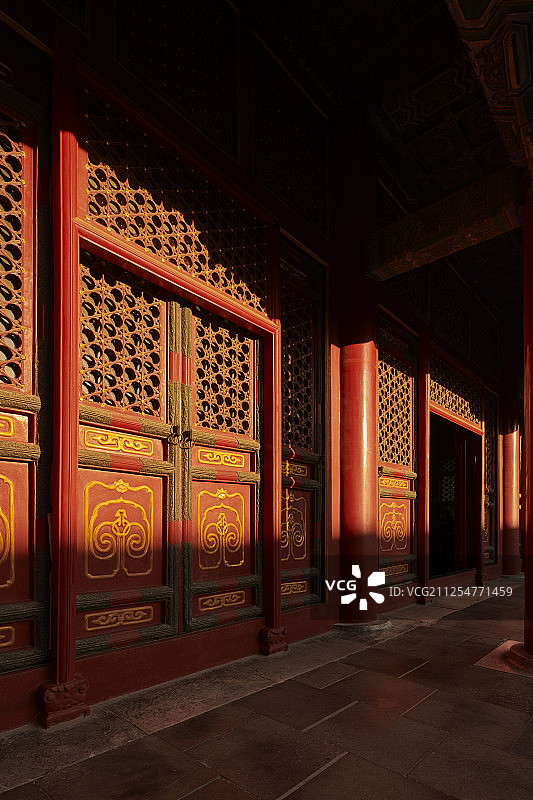 光影效果的中国古典建筑门图片素材