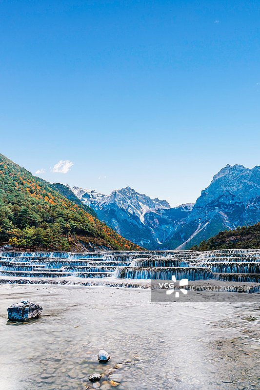 中国云南丽江玉龙雪山蓝月谷白水台瀑布风光图片素材