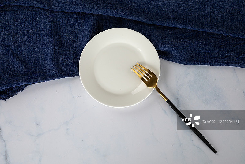 白色大理石静物场景餐刀杯子碟子背景广告素材图图片素材